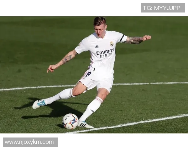 足球明星体操精彩瞬间集锦让你领略运动之美与激情碰撞 足球明星体操精彩瞬间集锦让你领略运动之美与激情碰撞