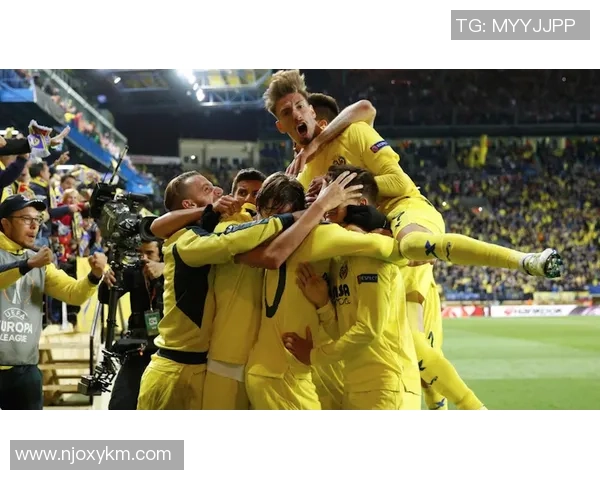 足球明星激情演奏架子鼓视频展现运动与音乐的完美结合