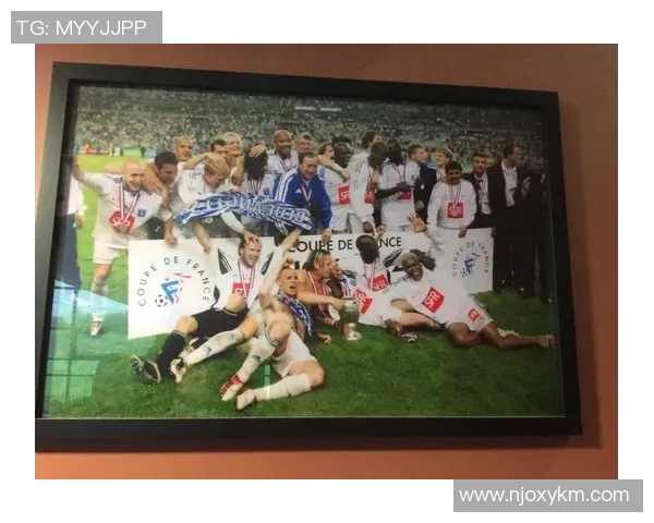 足球明星魅力瞬间揭秘:从场上风采到私下生活的全景写真集 足球明星魅力瞬间揭秘:从场上风采到私下生活的全景写真集