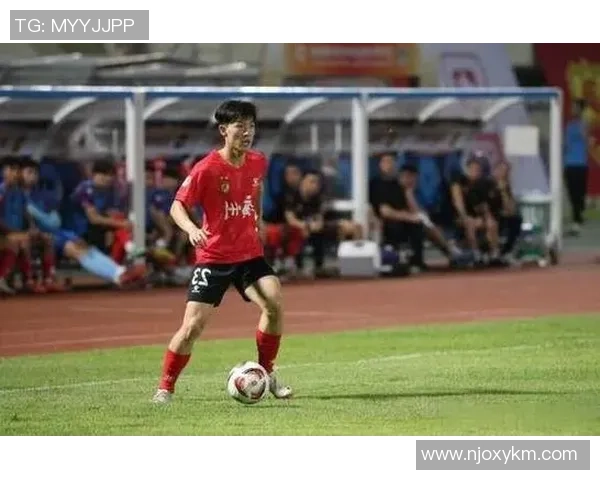 阳光帅气的足球明星男孩展现青春活力与运动激情的完美形象 阳光帅气的足球明星男孩展现青春活力与运动激情的完美形象